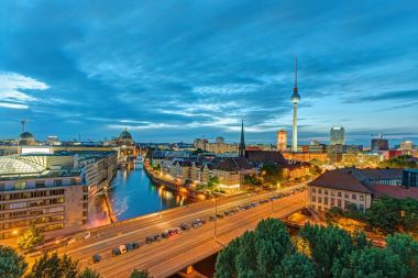 Arkadaki ünlü televizyon kulesi ile alacakaranlıkta şehir merkezinde Berlin