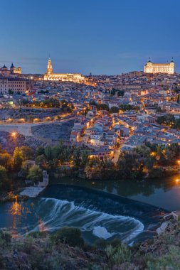 Alacakaranlıkta Tagus Nehri ile İspanya Toledo'da görmek