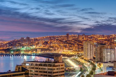 Bay, Valparaiso Şili'deki alacakaranlıkta