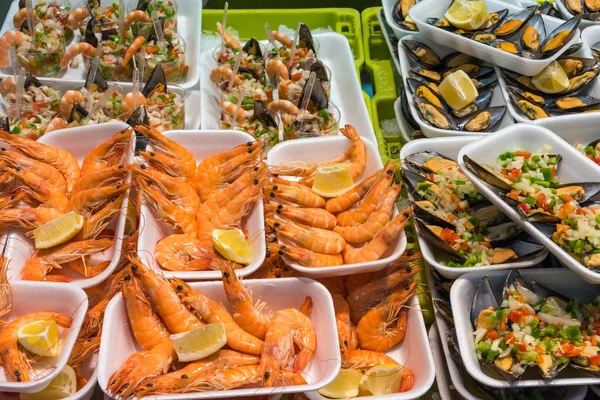 Tapas Com Mexilhões Camarões Vistas Num Mercado Madrid Espanha — Fotografia de Stock