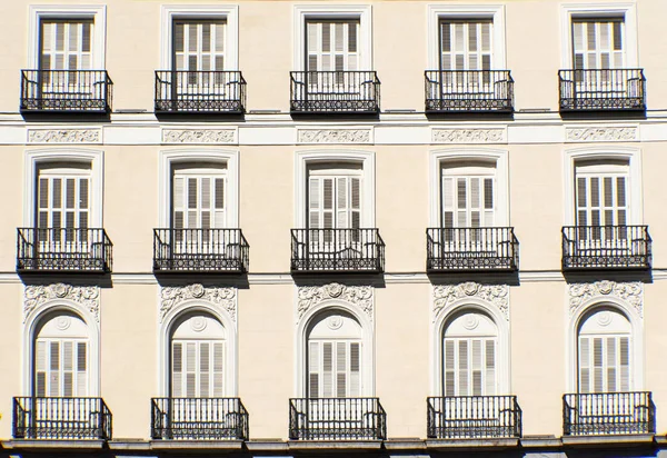 Fondo Una Fachada Con Balcones Madrid —  Fotos de Stock
