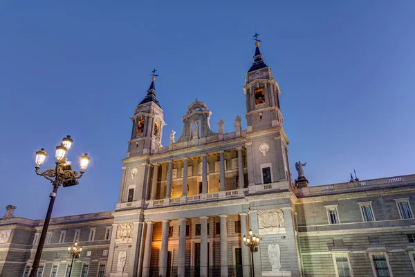 黄昏时分马德里著名的Almudena大教堂 — 图库照片
