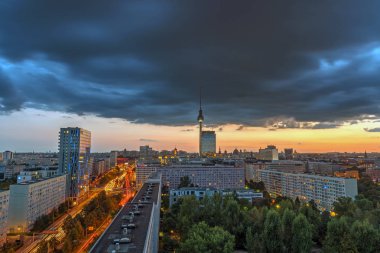 Berlin, Almanya, ünlü televizyon kulesi ile dramatik günbatımı