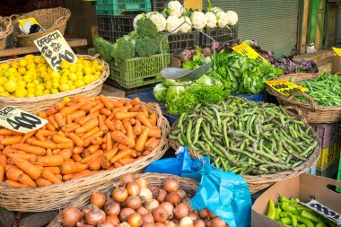 Sebze ve salata Valparaiso, Şili'deki bir pazarda sepeti