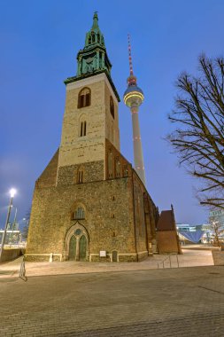 St Marys Kilisesi ve şafakta Berlin'deki ünlü televizyon kulesi