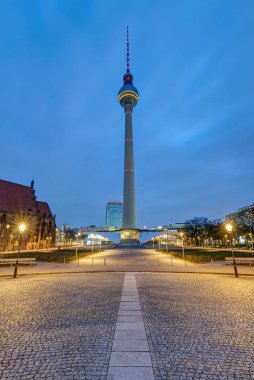 Alexanderplatz de Berlin gece adlı ünlü televizyon kulesi