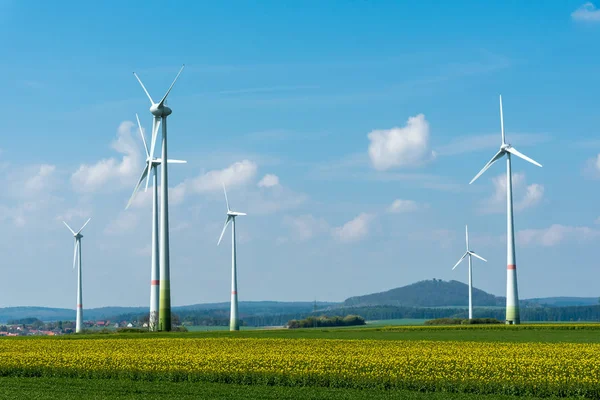 德国农村油菜田的风力发电 — 图库照片