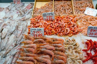 Karides ve kalamar Satılık bir Pazar Madrid, İspanya