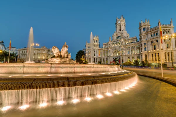 一同广场与交通宫殿和一同喷泉在马德里的夜晚 — 图库照片