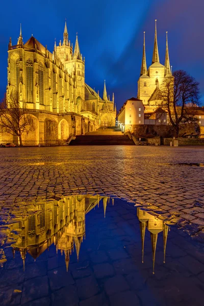 Ünlü Katedrali Severi Kilisede Erfurt Bir Birikintisine Yansıyan Alacakaranlıkta — Stok fotoğraf