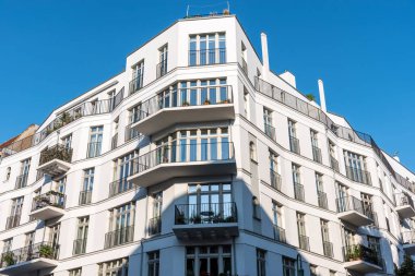 Berlin, Almanya'da görülen yeni beyaz daireli ev