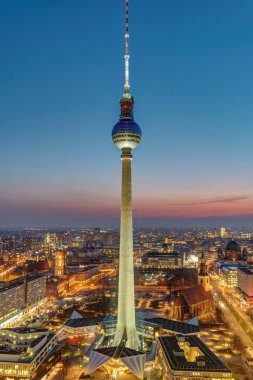 Ünlü televizyon kulesi ve güneş battıktan sonra Berlin şehir merkezi