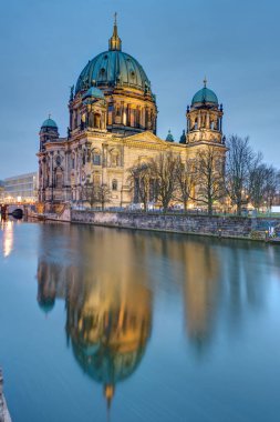 Berlin Cathedral ve sabahın erken saatlerinde Spree Nehri