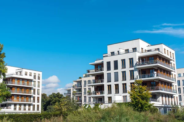 住宅开发区与新的公寓房子看见了在柏林 — 图库照片