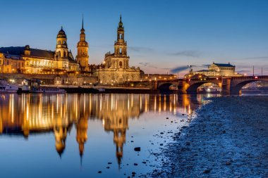 Gün batımında tarihi merkezi Dresden Elbe Nehri ile