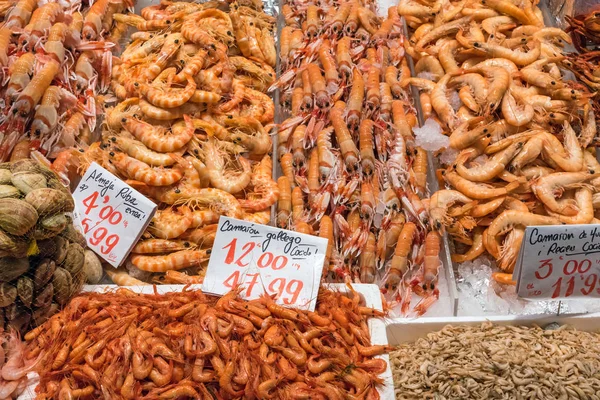 マドリード スペインの市場で販売のためのエビの種類 — ストック写真
