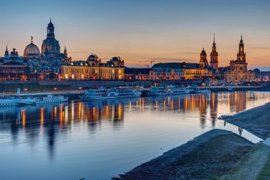 Eski Şehir Dresden güneş battıktan sonra Elbe Nehri ile