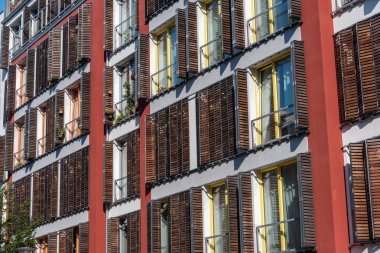 Berlin, Almanya'da görülen ahşap windows panjurlar ile modern bir daire ev cephe