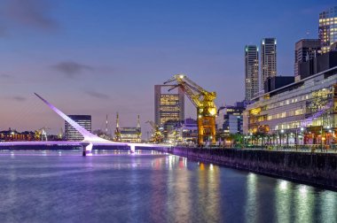 Puerto Madero ve güneş battıktan sonra Buenos Aires, Arjantin, Puente de la mujer
