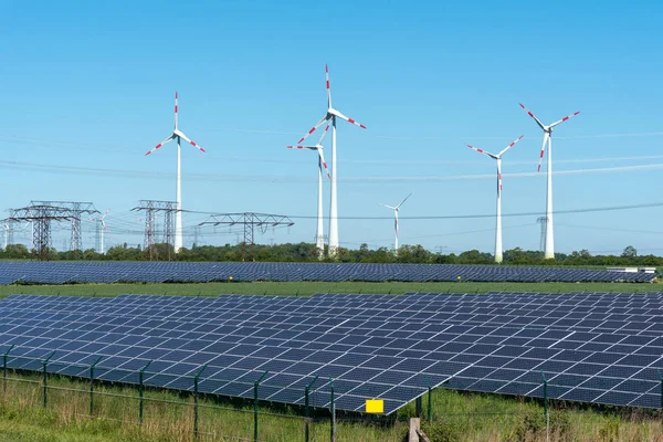 Возобновляемые Источники Энергии Линии Электропередач Наблюдаемые Германии — стоковое фото