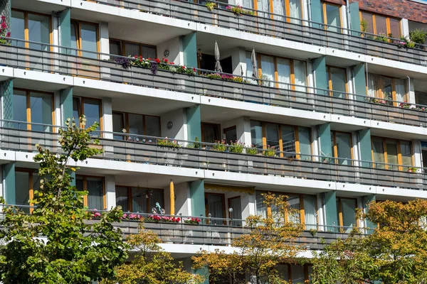 Frente Uma Moderna Casa Apartamento Com Monte Varandas — Fotografia de Stock