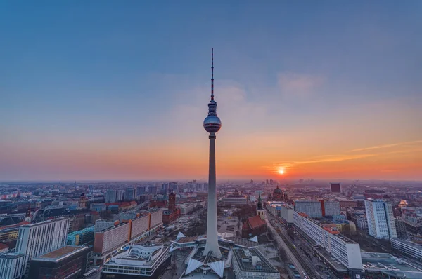 ベルリン ドイツの有名なテレビ塔の夕日 — ストック写真