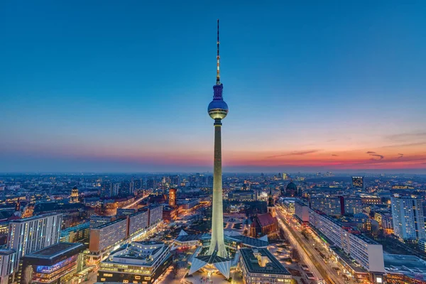 日没後の有名なテレビ塔とベルリンのスカイライン — ストック写真