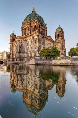 Sabahın erken saatlerinde Spree Nehri ve Berliner Dom