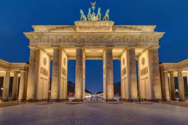 Ünlü Brandenburger Tor Berlin'de sabah erken aydınlatılmış