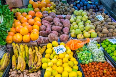 Meyve ve sebze Valparaiso, Şili bir pazarda satışa