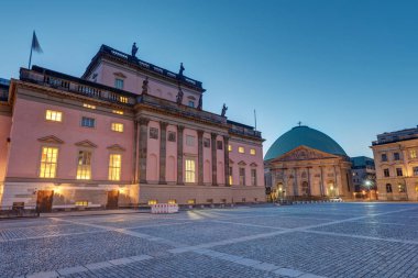 Berlin Devlet opera ve St Hedwigs Katedrali şafak