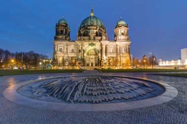 Sabahın erken saatlerinde ışıklı Berlin Katedrali