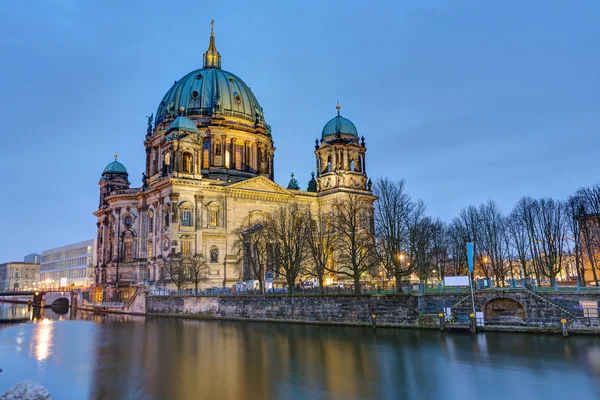 ベルリン大聖堂 夜明けにスプレー川と — ストック写真