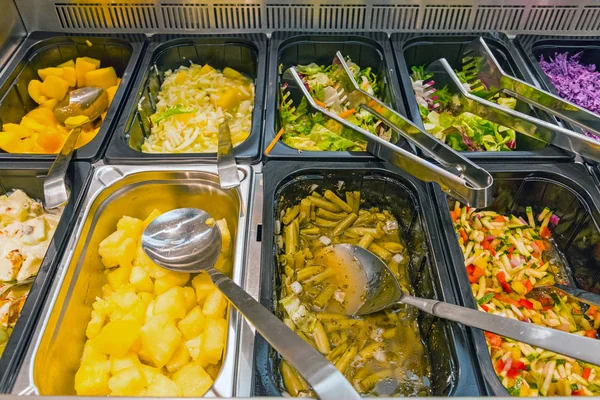 Salades Savoureuses Buffet Dans Restaurant — Photo