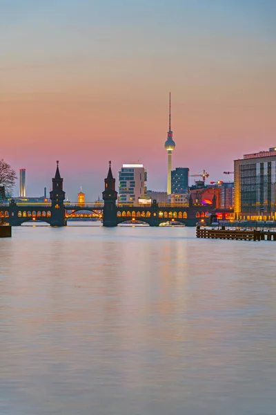 Sonnenuntergang Der Spree Berlin Mit Dem Berühmten Fernsehturm Hintergrund — Stockfoto