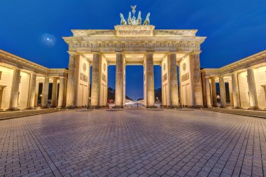 Ünlü Brandenburg Kapısı, Berlin, Almanya, geceleri ışıklı