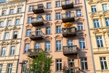 Redeveloped eski konut inşaatı, Berlin, Almanya Prenzlauer Berg bölgesinde görülen