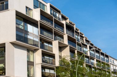 Cephe Almanya'nın Berlin kentinde görülen balkonlar bir sürü bir modern konut inşaat