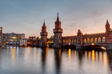 Spree Nehri ve güneş battıktan sonra Berlin'de Oberbaumbruecke