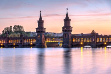 Çok güzel Oberbaumbruecke gün batımında Berlin Spree Nehri