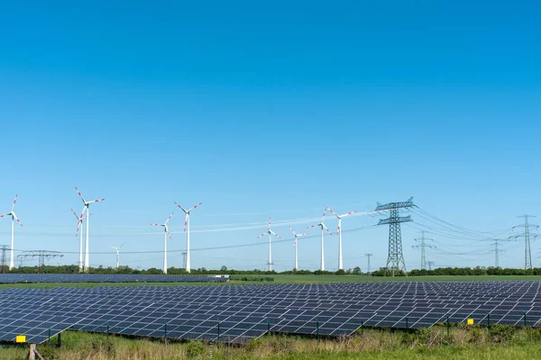 Возобновляемые Электростанции Линии Электроснабжения Наблюдаемые Германии — стоковое фото