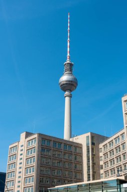 Güneşli bir günde Berlin'deki ünlü Fernsehturm