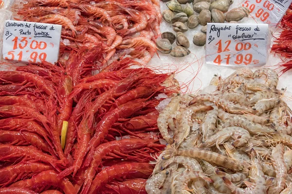 Diferentes Tipos Camarões Mexilhões Para Venda Mercado Madrid Espanha — Fotografia de Stock