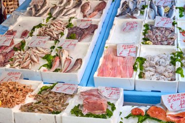 Napoli, İtalya 'da bir pazarda satılık balık ve deniz ürünleri