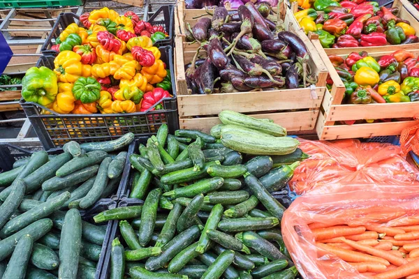 Gherkins Carottes Poivrons Aubergines Vendre Sur Marché — Photo