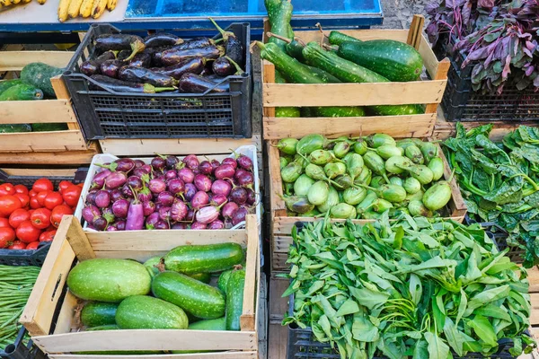 Houten Kisten Met Verse Groenten Koop Een Markt Napels Italië — Stockfoto
