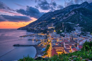 İtalya 'da aynı isimle Amalfi' de alacakaranlık.