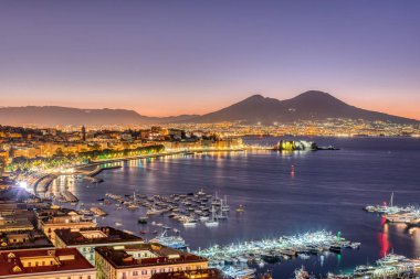 Güneş doğmadan önce Vezüv Dağı ile Napoli Körfezi