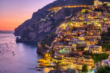 Günbatımından sonra İtalyan Amalfi kıyısındaki ünlü Positano köyü.
