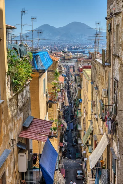 Pequeño Callejón Casco Antiguo Nápoles Con Monte Vesubio Parte Posterior — Foto de Stock